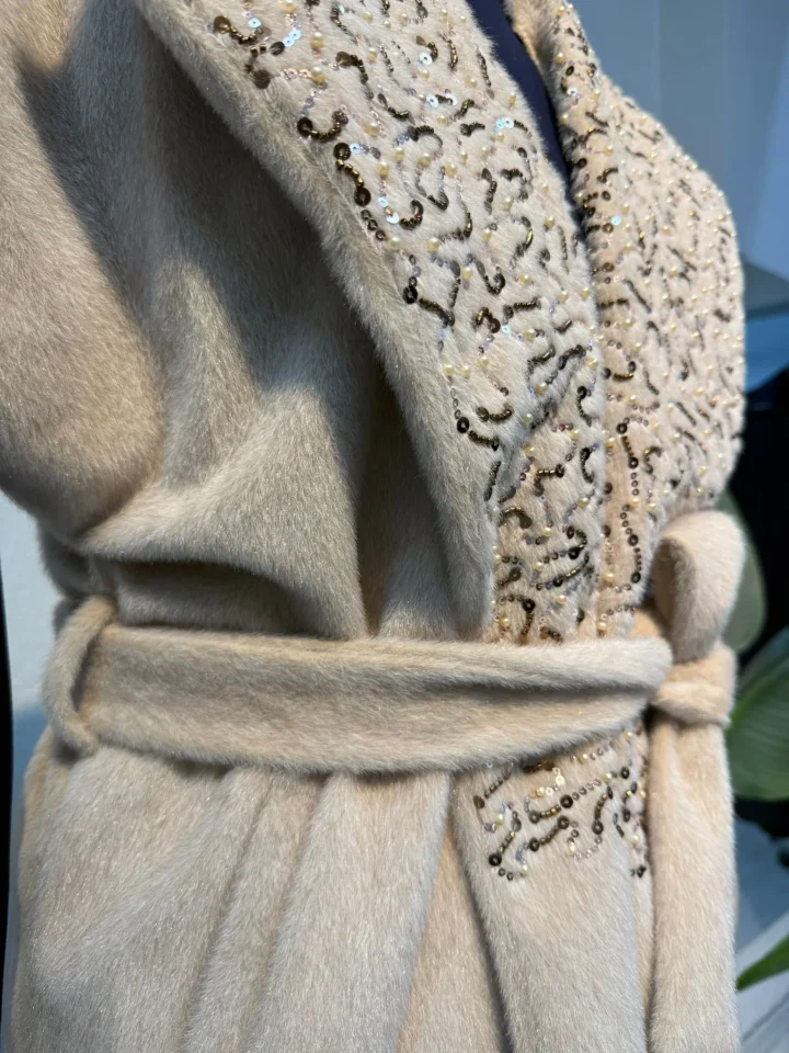 Boncuk İşlemeli Kürk Yelek Krem - Entare Butik Boncuk İşlemeli Kürk Yelek Krem - Entare Butik