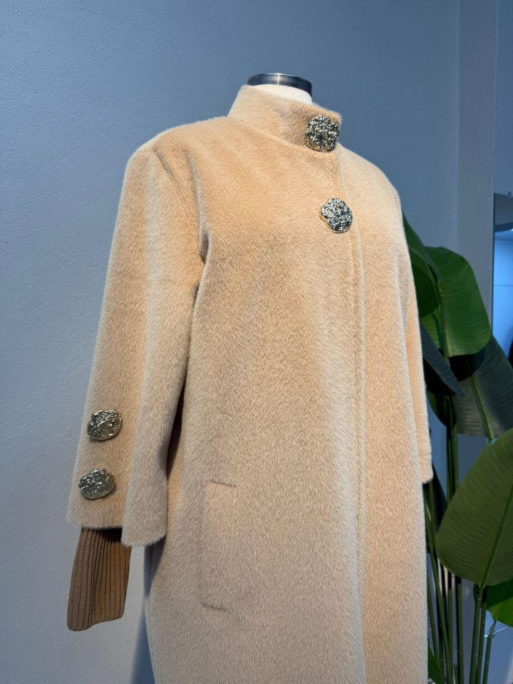 Broş Detaylı Kürk Kaban Krem - Entare Butik