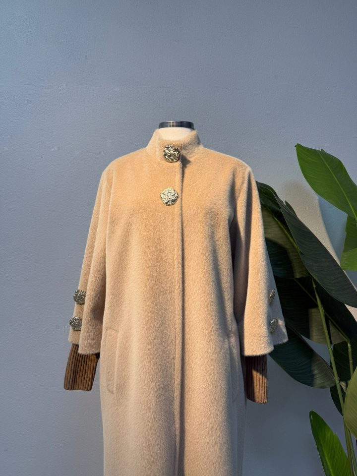 Broş Detaylı Kürk Kaban Krem - Entare Butik