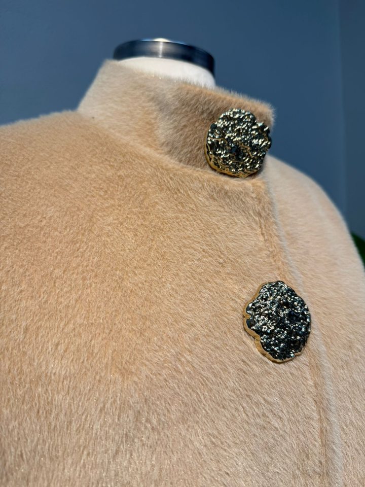 Broş Detaylı Kürk Kaban Krem - Entare Butik