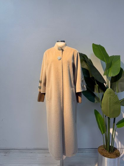 Broş Detaylı Kürk Kaban Krem - Entare Butik