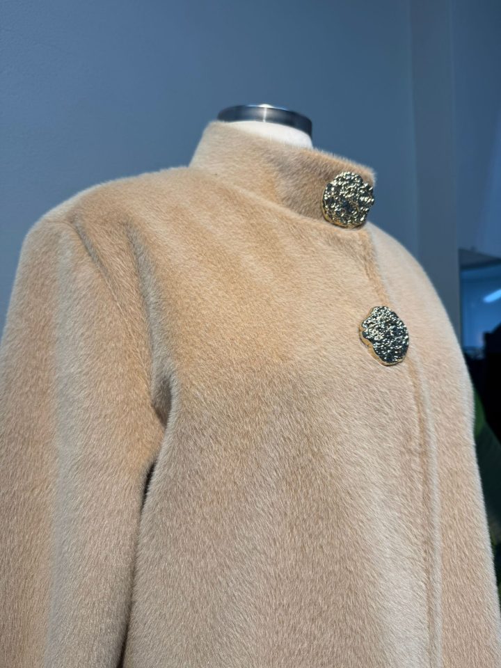 Broş Detaylı Kürk Kaban Krem - Entare Butik