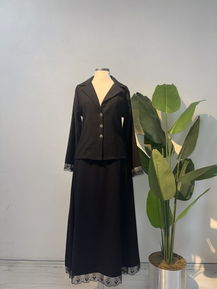 Etek ve Bilek Ucu Dantelli Etekli Ceketli Takım – Siyah