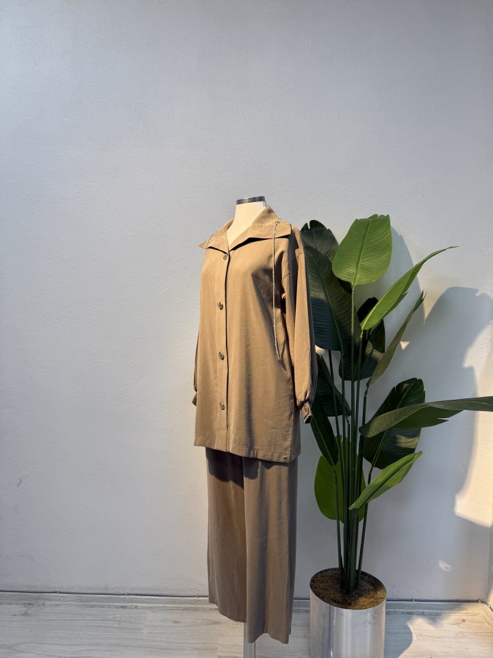 Keten Qupra Arka Detay Pantolonlu Takım – Sütlü Kahve Keten Qupra Arka Detay Pantolonlu Takım – Sütlü Kahve-Entare Butik