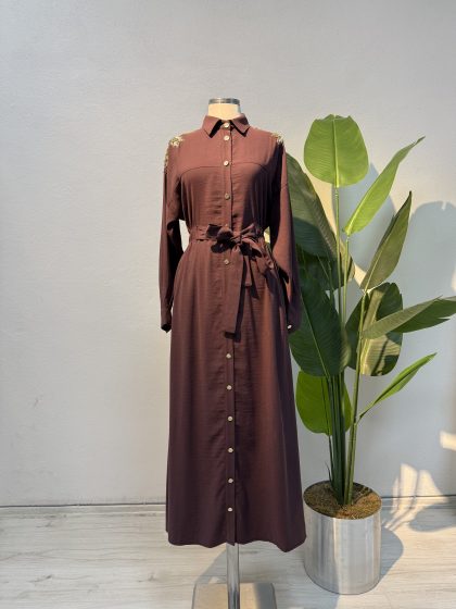 Omuz Nakışlı Düğmeli Elbise – Mürdüm Entare Butik